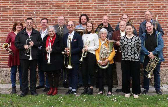 Ein Bild, das Kleidung, Person, Musikinstrument, Musik enthlt.

Automatisch generierte Beschreibung